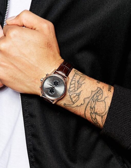 Ανδρικό ρολόι Hugo Boss με γκρι καντράν διαμέτρου 42, λουράκι δερμάτινο με κούμπωμα τοκά σε καφέ χρώμα. Με χρονογράφο μηχανισμό.
