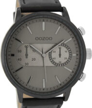 Ανδρικό ρολόι ΟΟΖΟΟ με γκρι χρώμα καντράν και με μαύρο χρώμα δερμάτινο λουράκι. Η διάμετρος της κάσας είναι 48mm και είναι από μέταλλο.