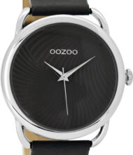 Γυναικείο ρολόι ΟΟΖΟΟ με ασημί χρώμα καντράν και με μαύρο χρώμα δερμάτινο λουράκι. Η διάμετρος της κάσας είναι 42mm και είναι κατασκευασμένη από μέταλλο.