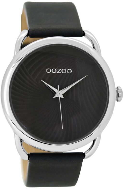 Γυναικείο ρολόι ΟΟΖΟΟ με ασημί χρώμα καντράν και με μαύρο χρώμα δερμάτινο λουράκι. Η διάμετρος της κάσας είναι 42mm και είναι κατασκευασμένη από μέταλλο.